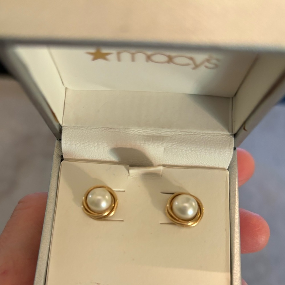 Cultured pearl stud earrings.